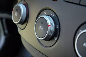 tecla de recirculacao do sistema de ar condicionado do carro