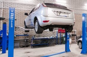 ford focus em elevador de oficina fazendo manutencao