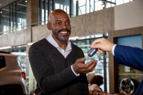 motorista negro pega chaves de carro por assinatura foto fca