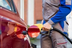 frentista abastecer carro posto combustivel