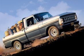 ford f 1000 f1000 carregada na terra em movimento