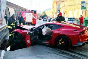 federico marchetti goleiro genoa ferrari 812 superfast batida