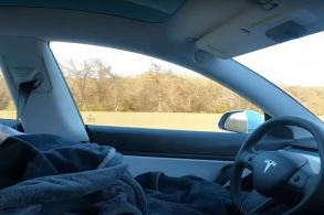jovem dormindo dirigir tesla model 3