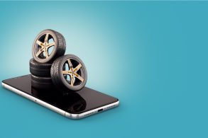 comprar pneus internet online celular shutterstock 1341325862