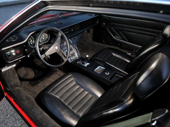 interior do de tomaso pantera 1974 vermelho