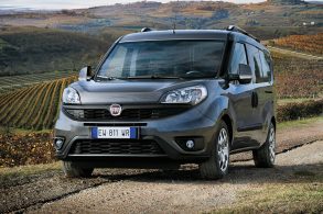 fiat doblo italiano cinza de frente