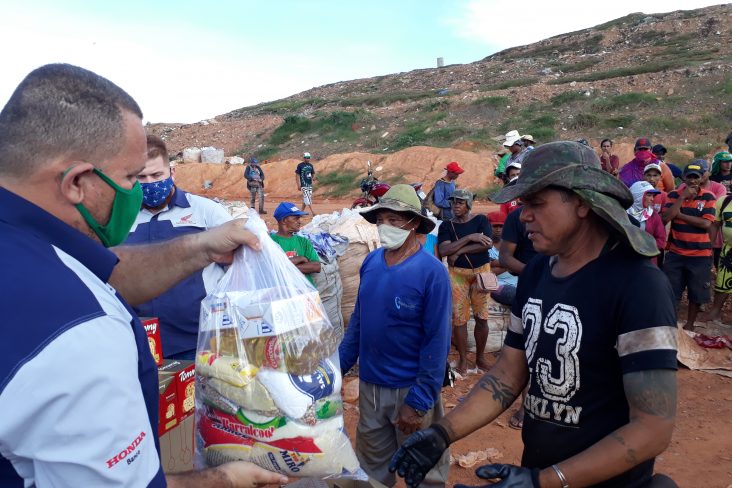 2 entrega de cestas aos catadores do lixao em cuiaba mt