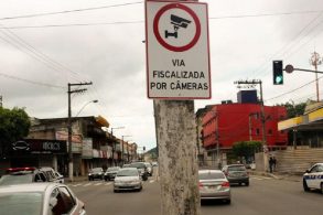 placa via fiscalizada por cameras em poste no espirito santo foto policia militar de vila velha