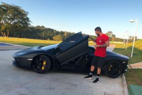 gusttavo lima fechando a porta de lamborghini aventador 2018 preta