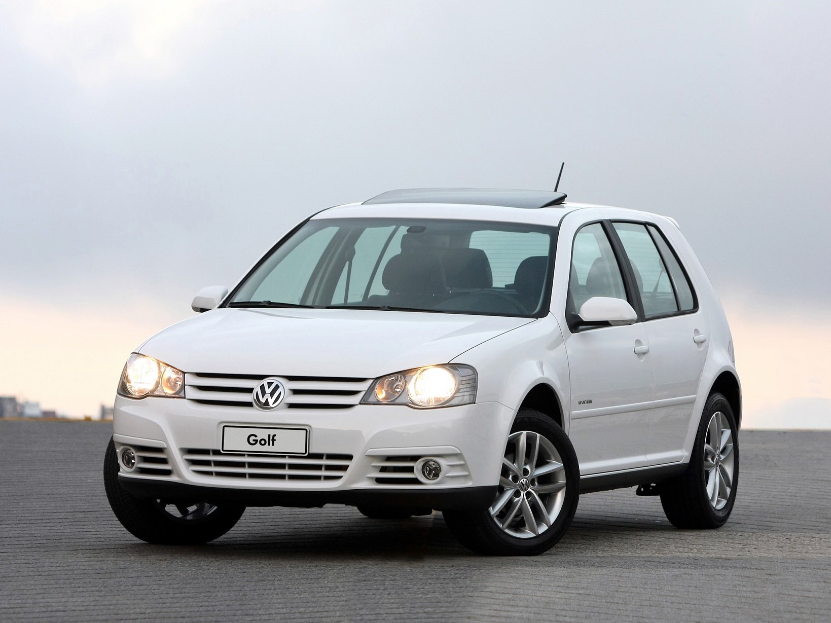 volkswagen golf sportline branco de frente