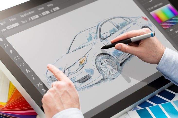 projetista faz sketch de design de um carro em tablet