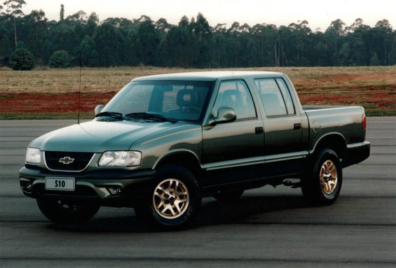 chevrolet s10 cabine dupla cinza de frente