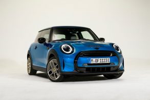 mini cooper se eletrico azul visto de frente