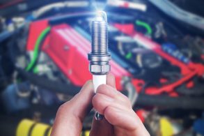 mecanico segurando vela carro consumo shutterstock 612251648