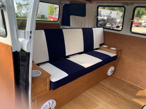 interior de volkswagen kombi 1965 azul marinho restaurada em 2019