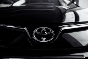 emblema toyota em destaque