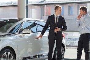 carro por assinatura showroom marca shutterstock 294459494
