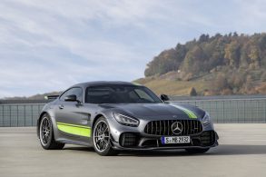 mercedes benz amg gt r pro 2020 cinza em pista