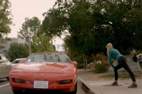 pontiac firebird vermelho visto de frente em imagem da serie cobra kai