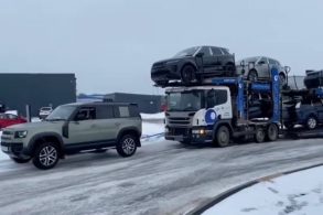 land rover defender rebocando caminhao cegonha