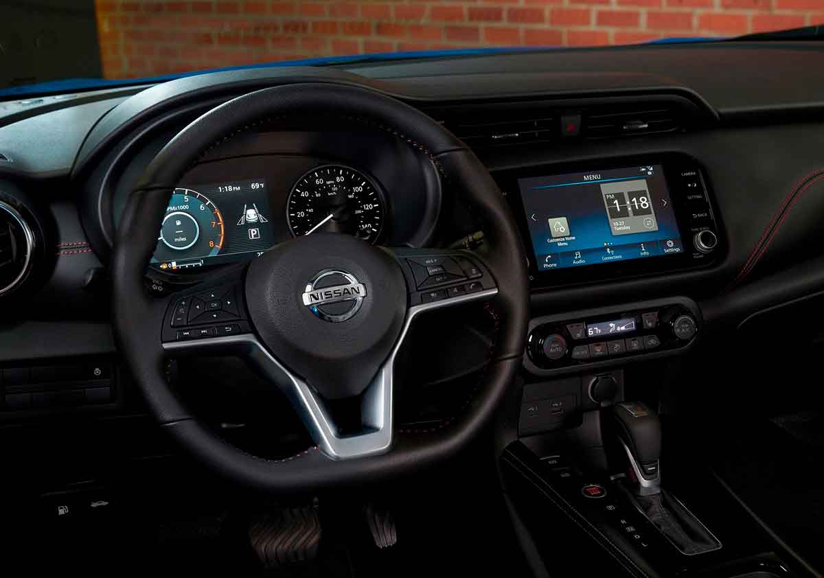 interior do nissan kicks 2022 com acabamentos em couro