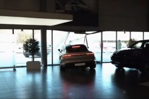 porsche taycan atravessa vitrine