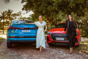claudia leitte e ivete sangalo em frente a audi e tron sportback azul e e tron vermelho