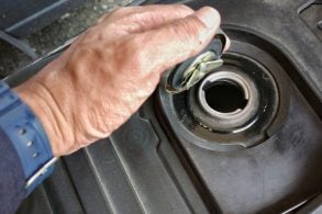 pessoa verificando querosene no tanque carro diesel shutterstock 548080645