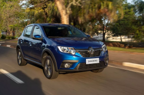 renault sandero 2022 azul em movimento na rua