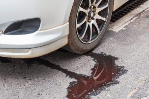 radiador do carro vazando shutterstock 676549255