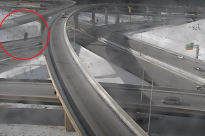 picape caindo de viaduto de 20 metros de altura nos eua