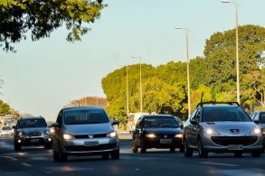 Lei do farol acesos em estrada durante o dia por determinacao legal
