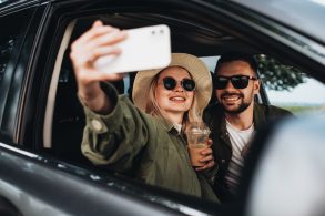 casal fazendo selfie em suv