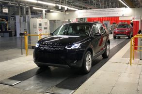 modelo discovery saindo da fabrica da land rover em itatiaia rj