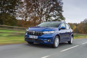 novo dacia sandero azul de frente marca de baixo custo da renault