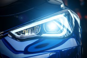 lampadas do carro farol led xenon shutterstock 792878326