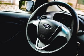 ford do brasil volante carro shutterstock 1825690046