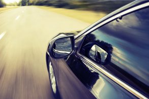 vidros do carro fechados consumo de combustivel ar condicionado shutterstock 163423553