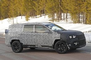 novo suv 7 lugares da jeep flagrado camuflado em testes na europa