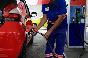 Preço médio da gasolina no Brasil, de R$ 6,46, está abaixo da média no mundo