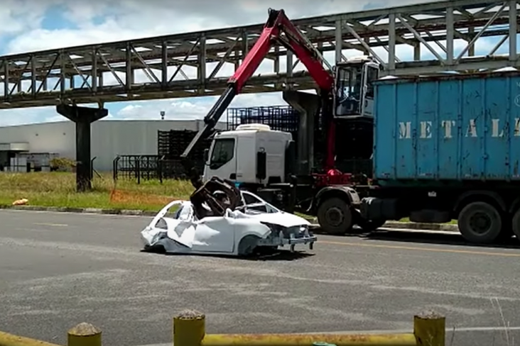 carroceria de ka branco sendo destruido pela ford na fabrica de camacari