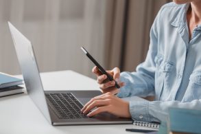 maos femininas sobre notebook e celular indicando participacao em consulta publica