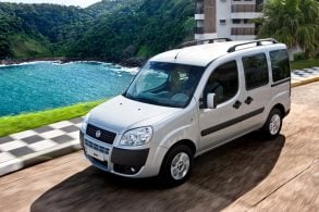 fiat doblo prata de frente em movimento