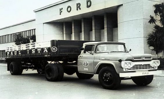 caminhao ford em frente a fabrica do ipiranga