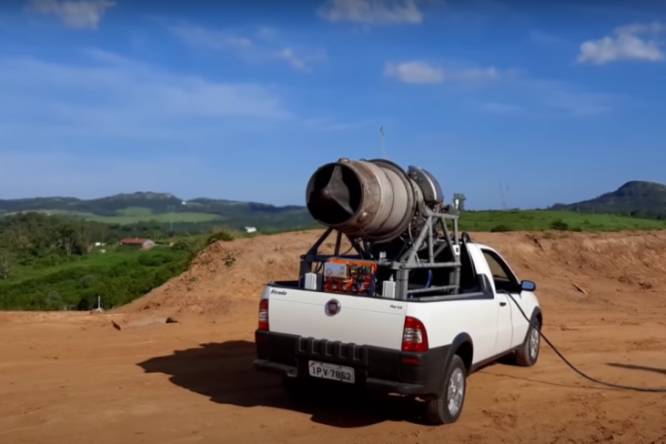 fiat strada branca com motor a jato na carroceira