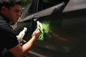 homem aplica o produto bioforcis em carro preto