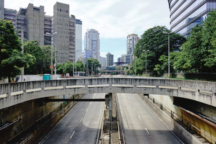 avenida vazia em sao paulo em razao do lockdown por causa da pandemia do novo coronavirus