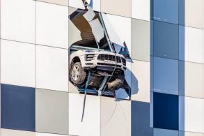 porsche macan pendurado predio russia
