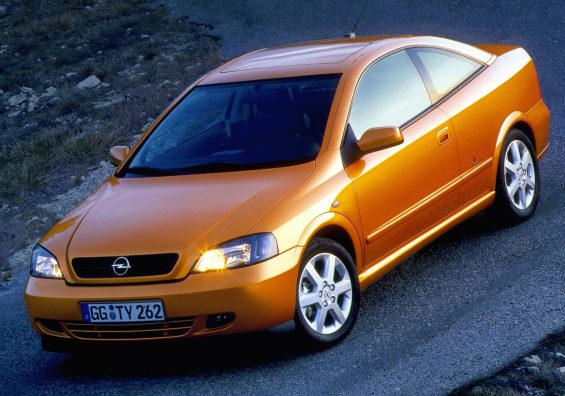 opel astra coupe dourado de frente