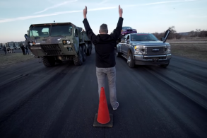 corrida maluca veiculo militar contra ford f 450